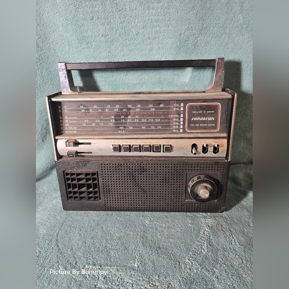 Working "See Below" Vintage Soundesign Deluxe 7 Band Portable Radio, model #2674
